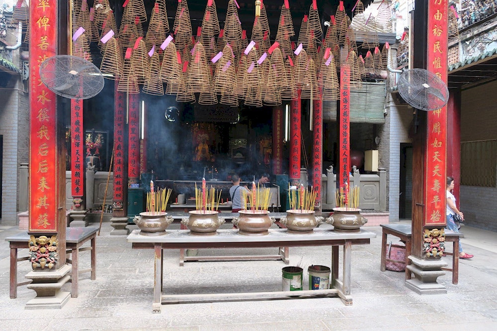 Bộ lư Phát Lan quý hiếm đặt tại sân chùa